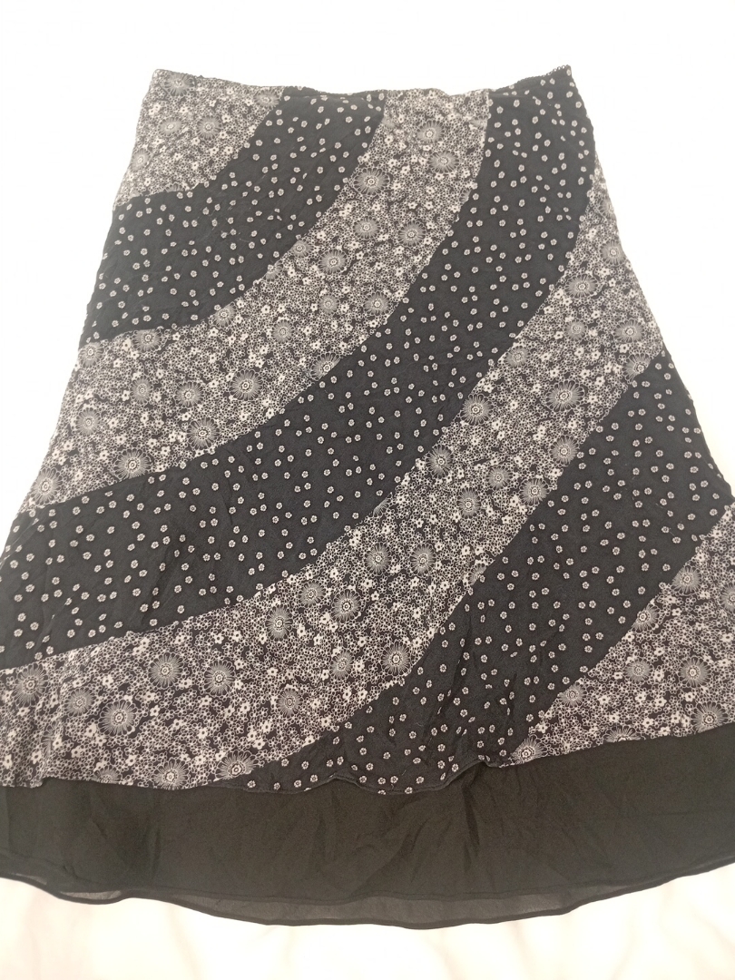 Schwarz-weiß blumiger Rock