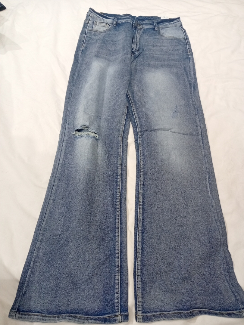 Wide-leg jeans with embroidered back pockets