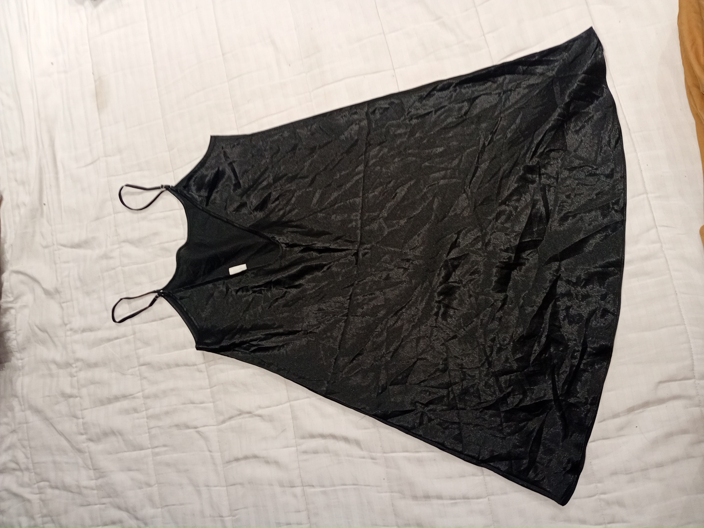 Robe cami en satin noir