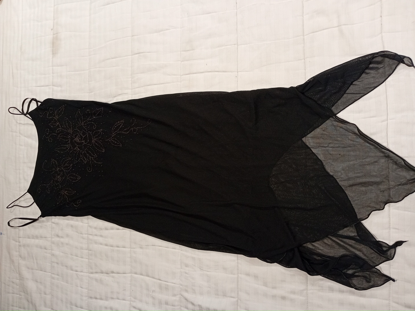 Robe noire avec superposition transparente ornée