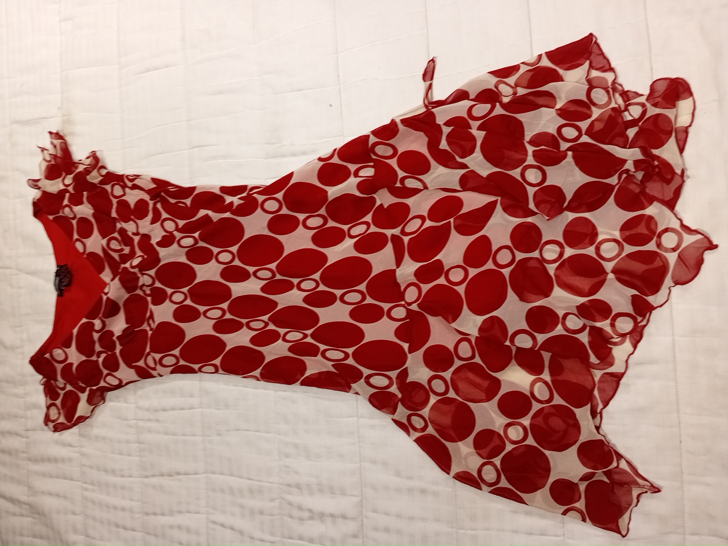 Robe à pois rouges