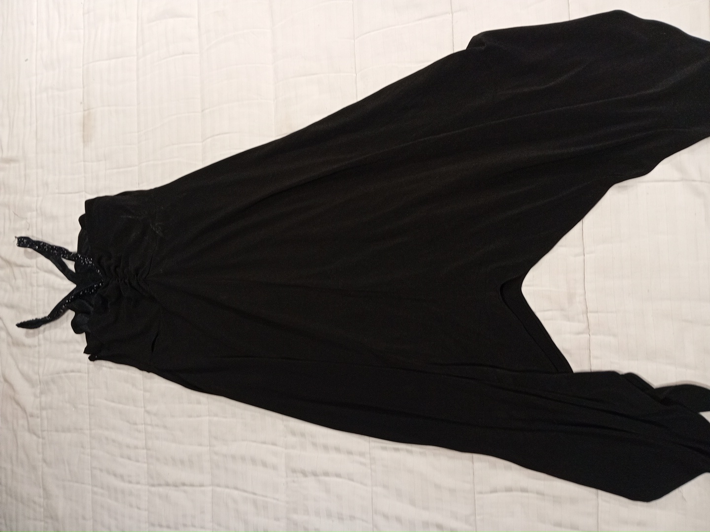 ビーズストラップ付きの黒いジャンプスーツ