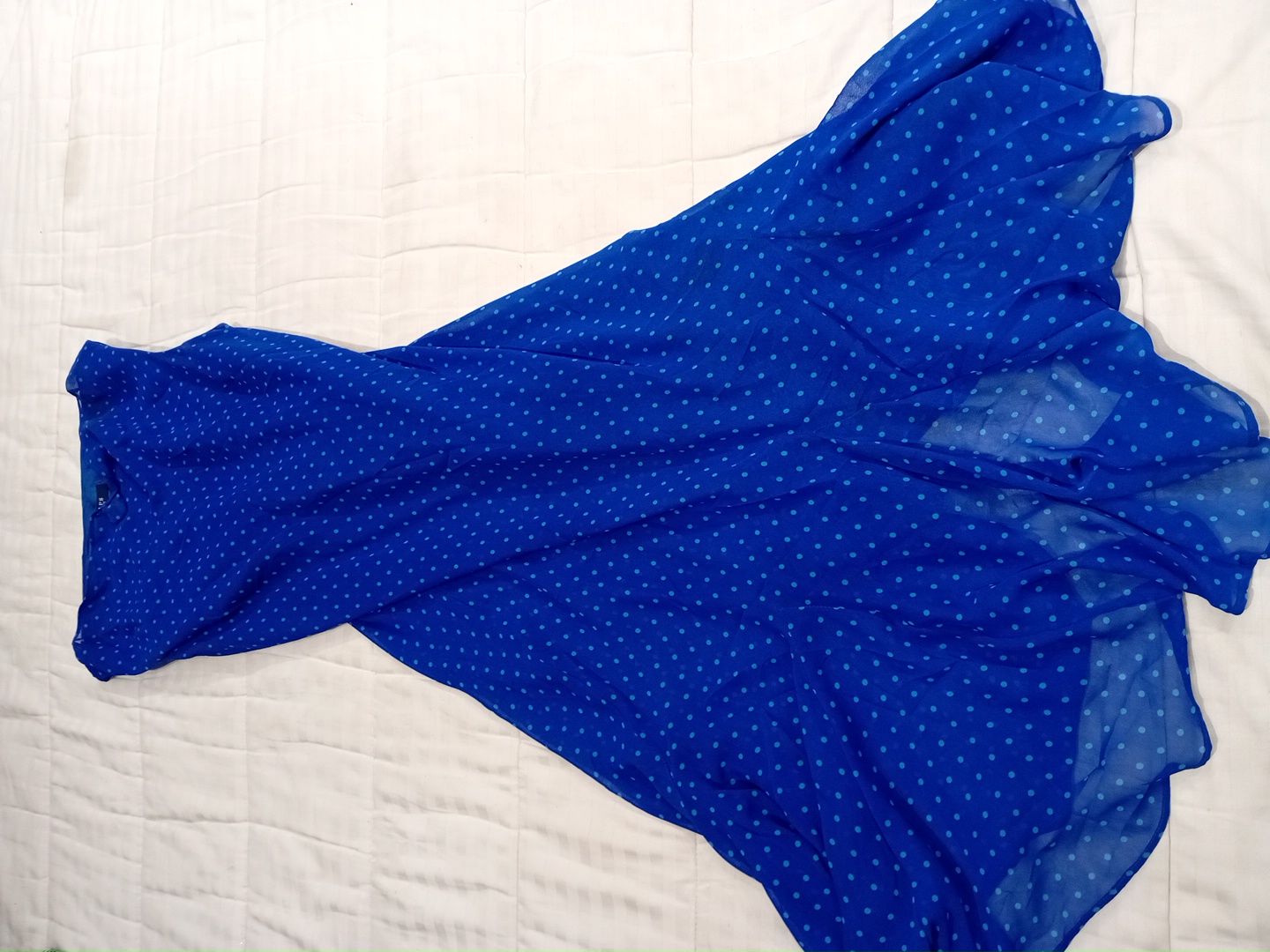 Royalblaues Kleid mit Punkten