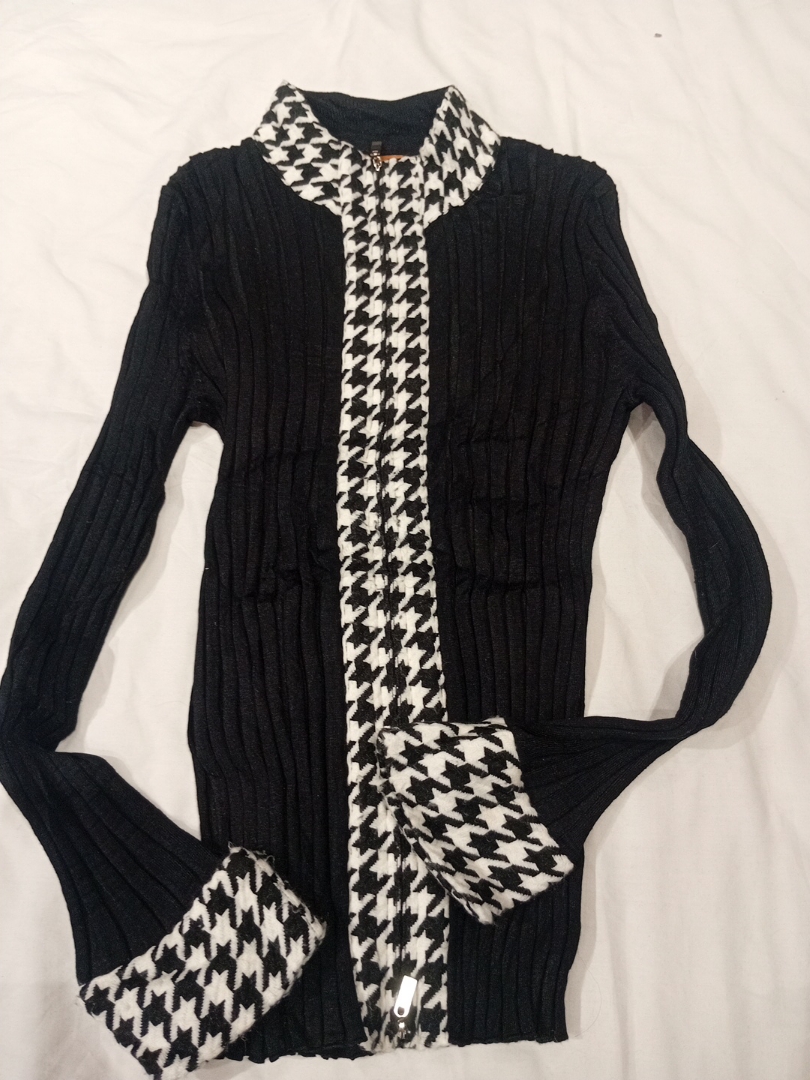 ハウンドトゥースアクセントのブラックニットカーディガン