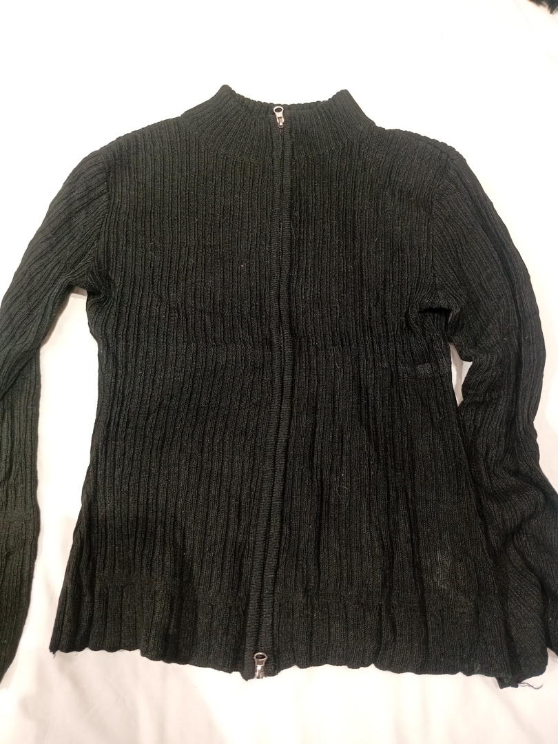 Pull zippé en tricot côtelé