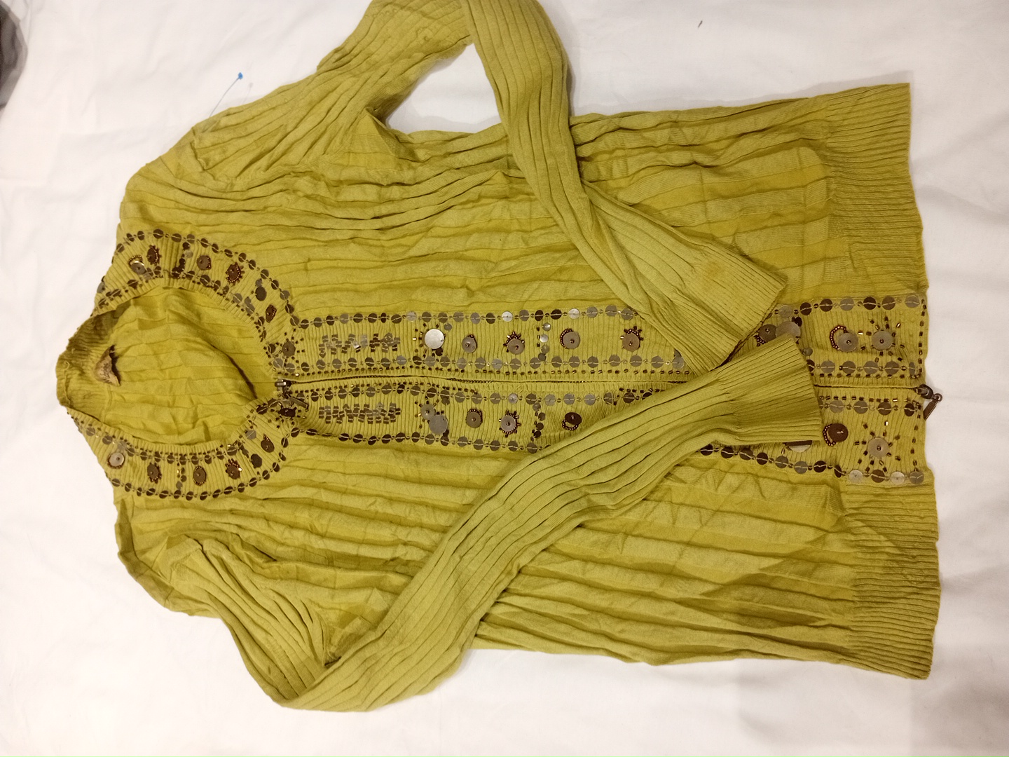 緑の装飾されたセーター