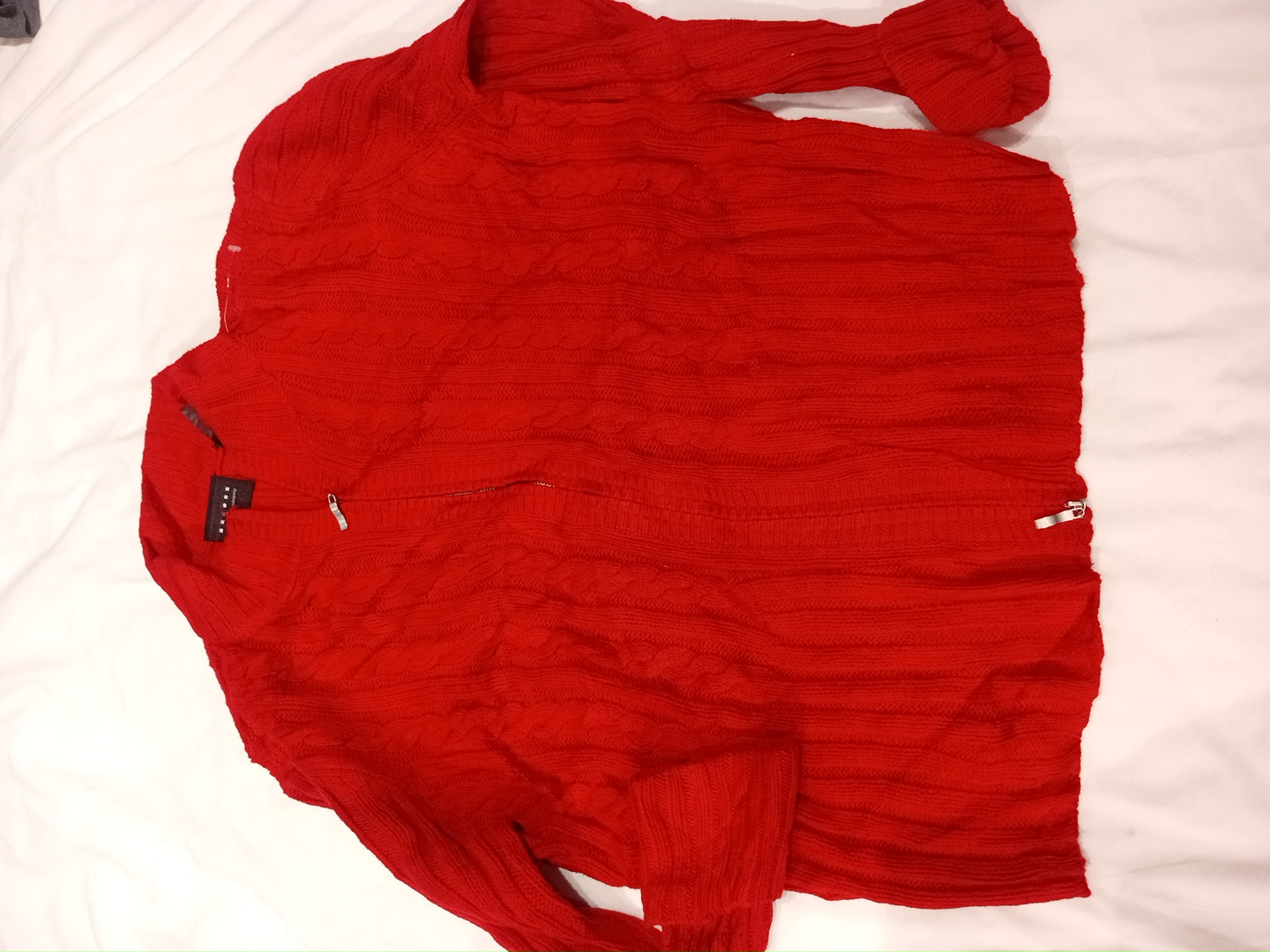 赤いニットセーター