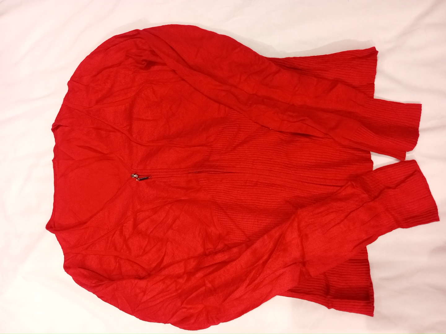 赤いニットセーター