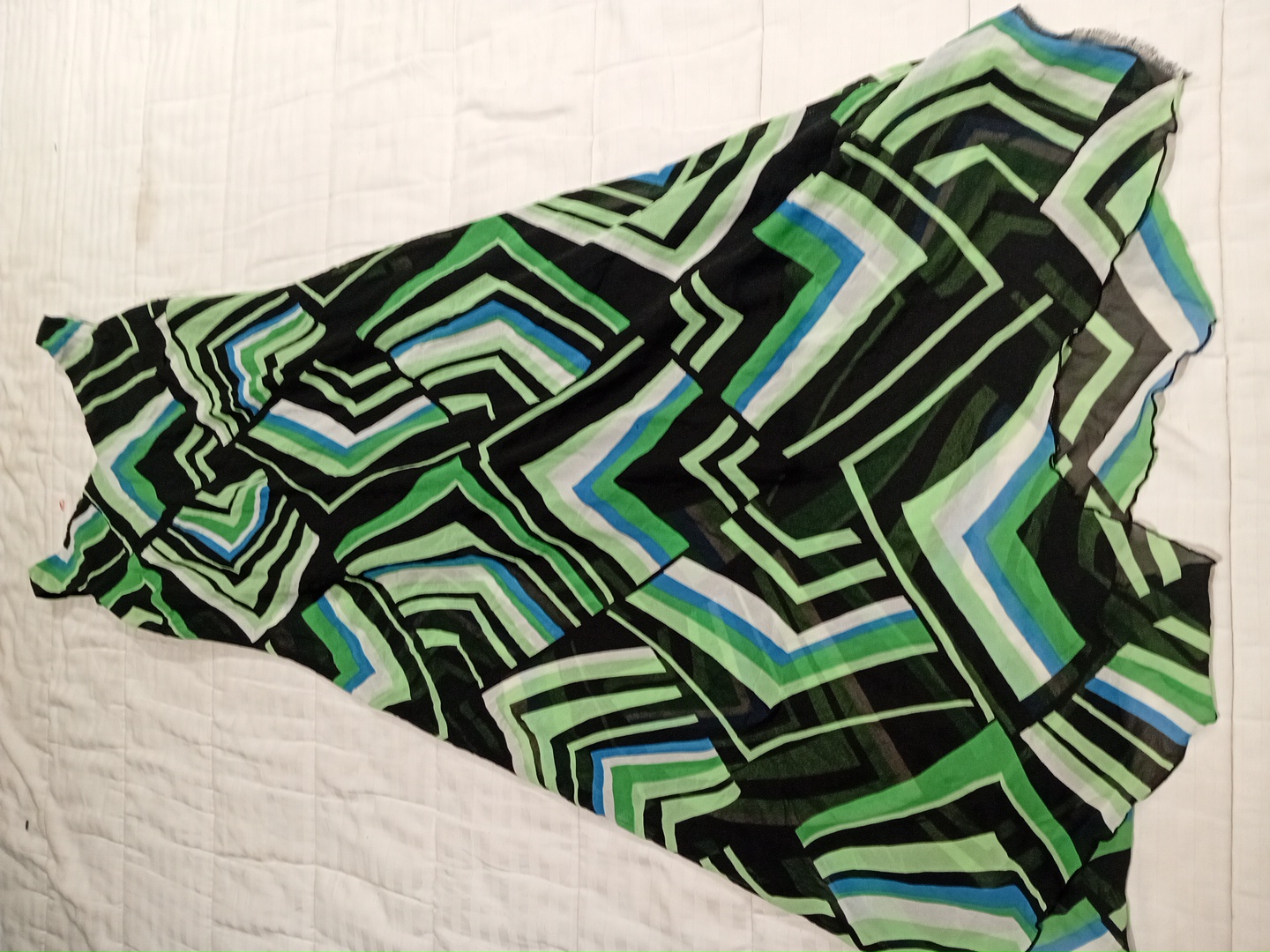 Robe à motif géométrique vert et noir