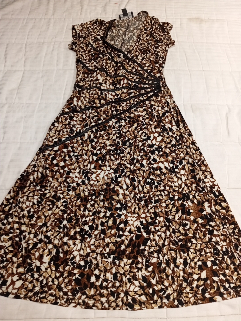 「ブラウンとホワイトのフローラルドレス」
