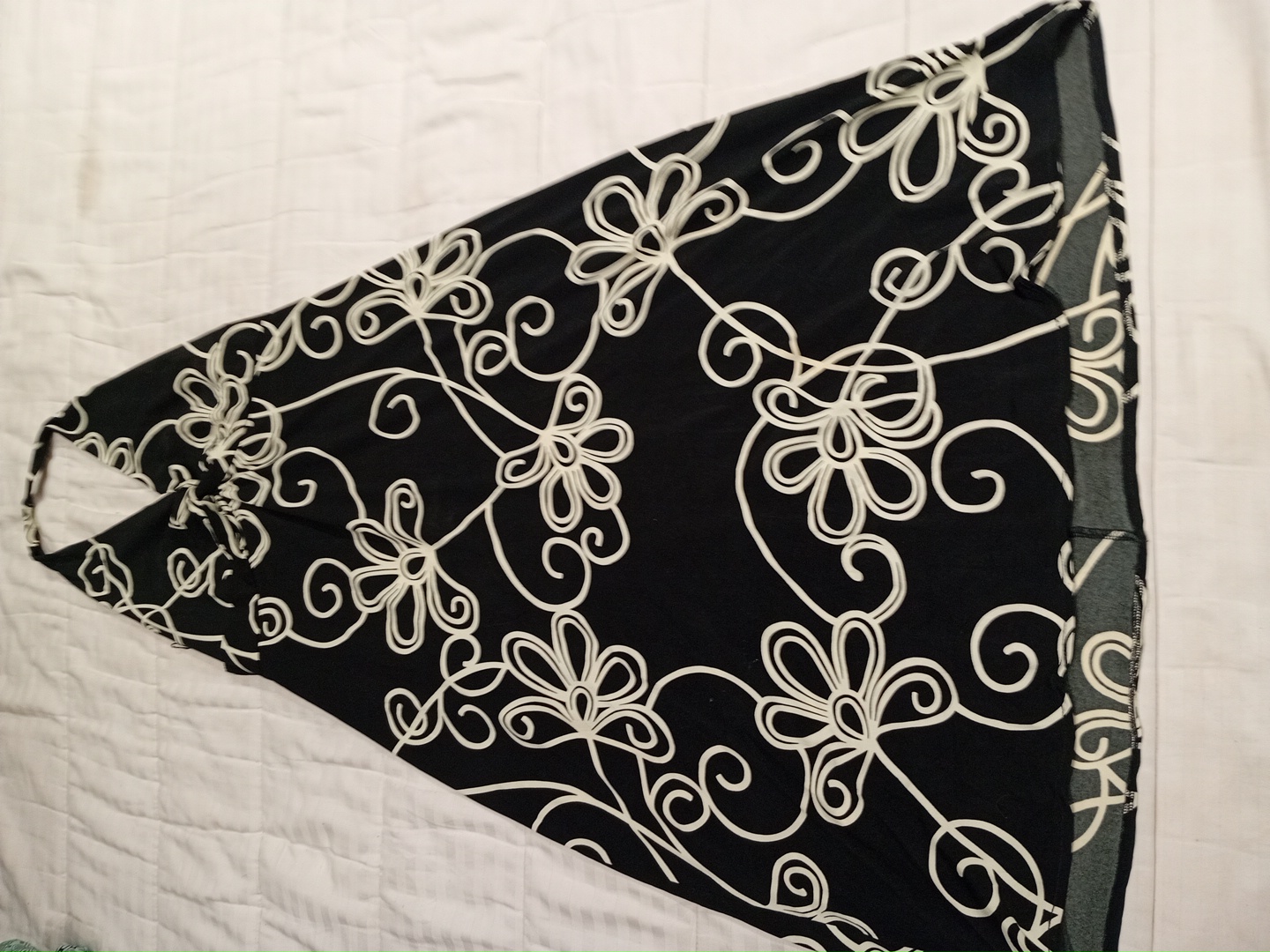 「黒と白のフローラルハルターネックドレス」