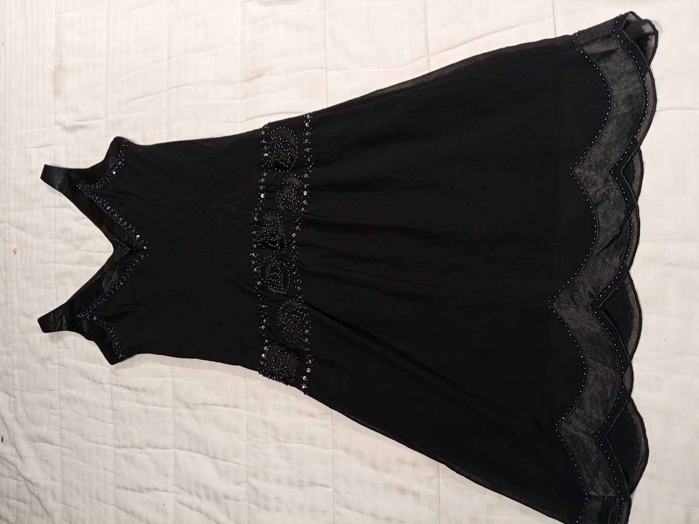Robe noire embellie