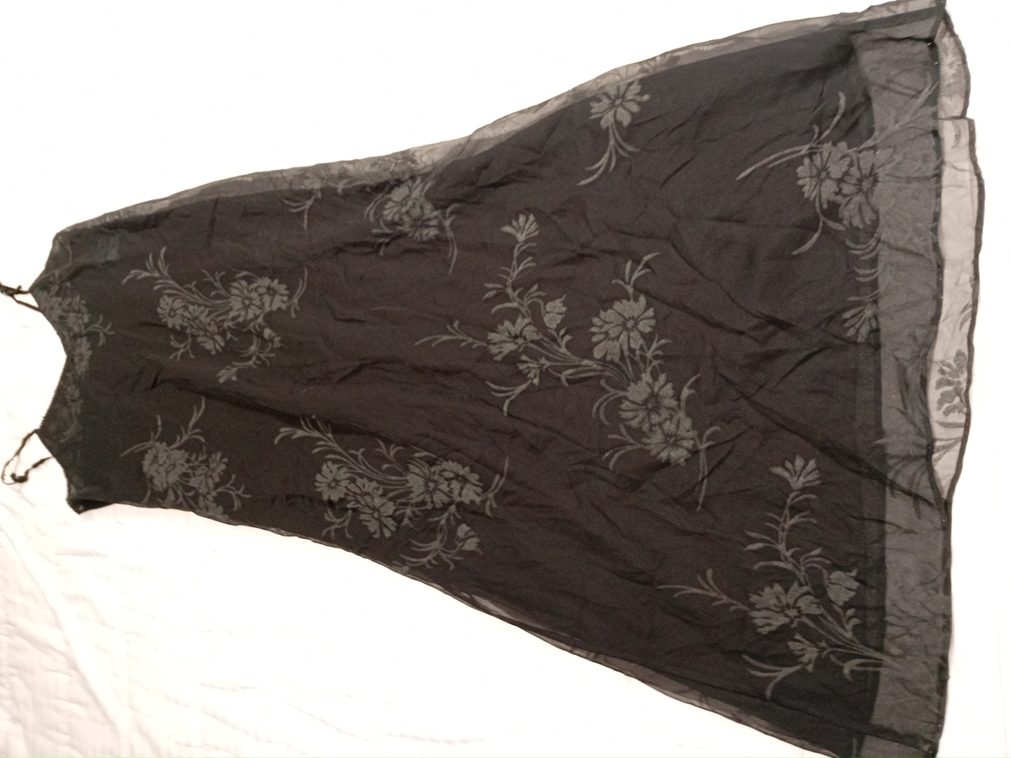 黒のフローラルマキシドレス