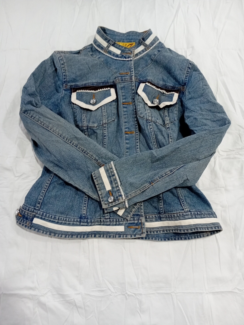 Jaqueta de Denim com Acentos Brancos