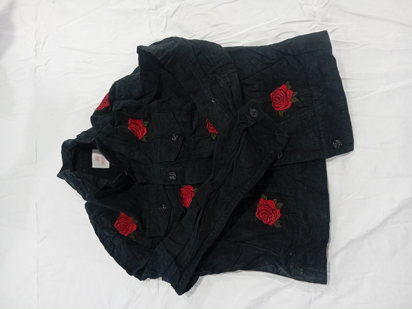 Veste en denim noire brodée de roses