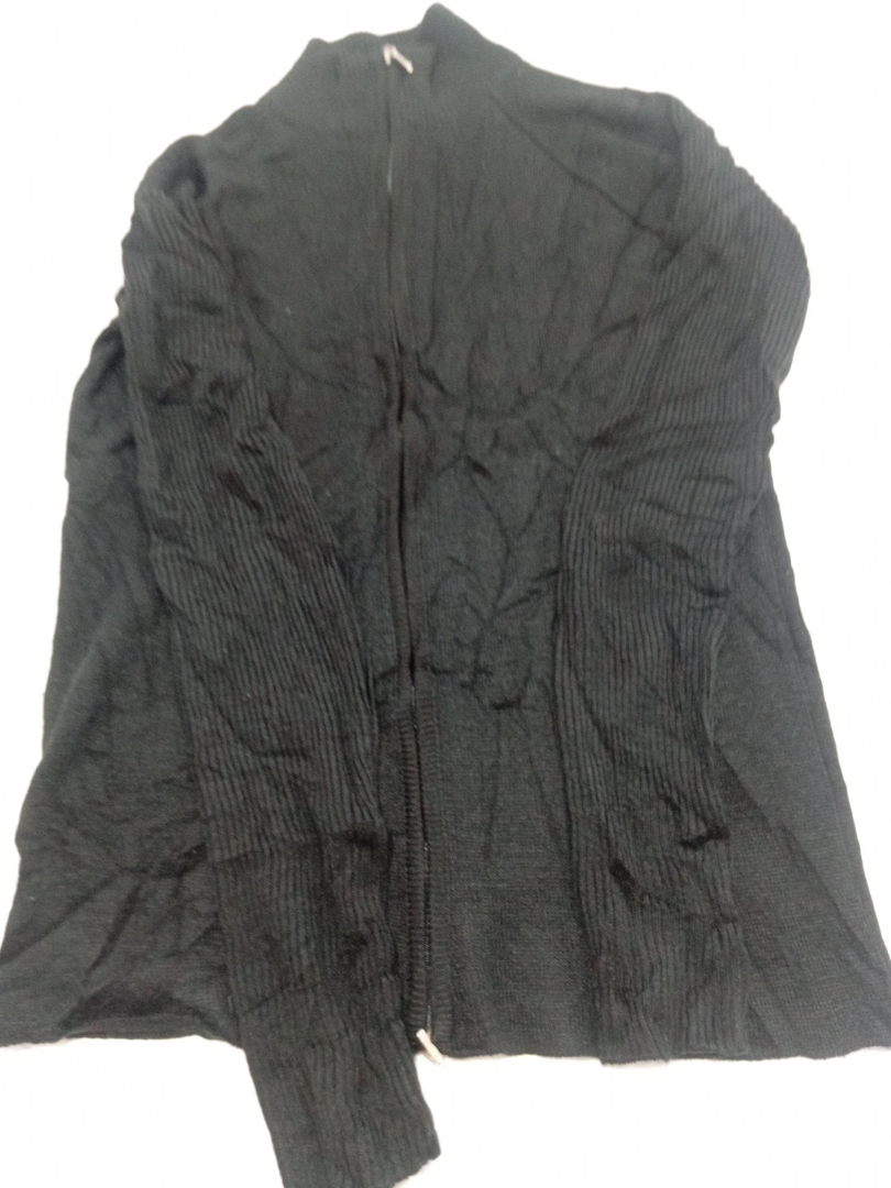 黒のニットウェアセーター