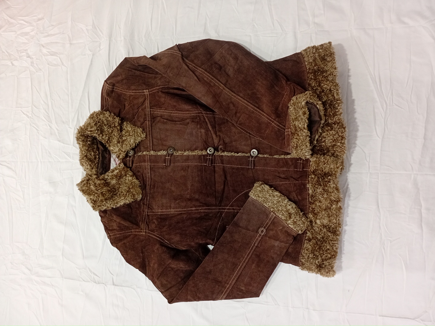 Giacca in finta pelle marrone con bordo in shearli..