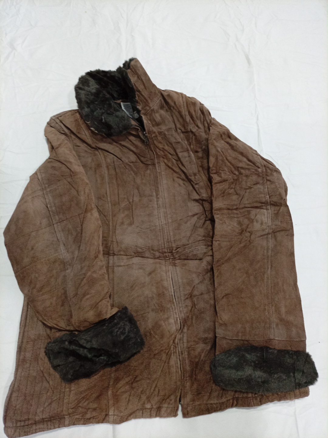 Giacca in suede marrone con rifiniture in pellicci..