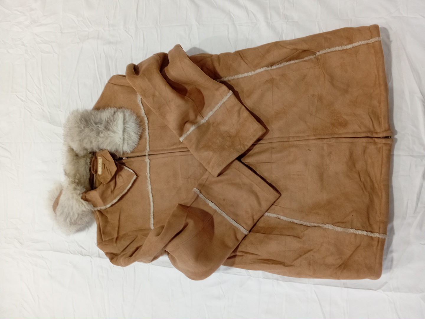 Giacca in suede beige con bordo in pelliccia