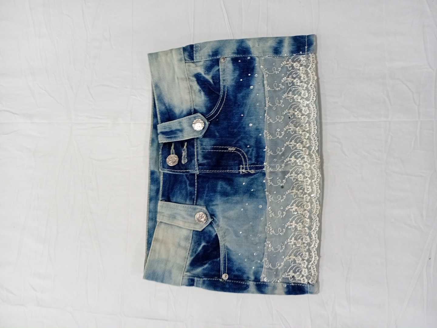 Jupe en jean avec des accents en dentelle