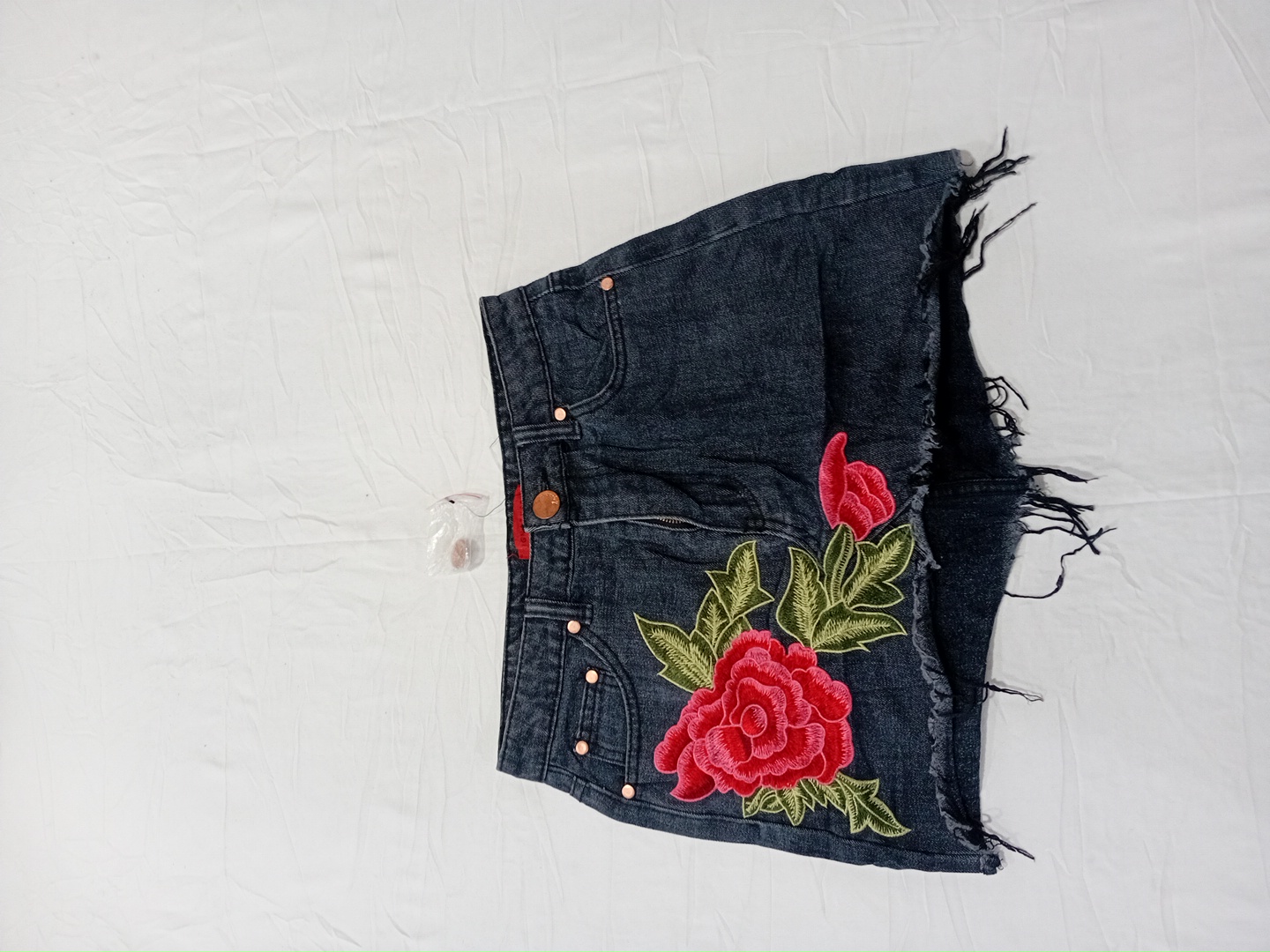 フラワー刺繍のデニムスカート