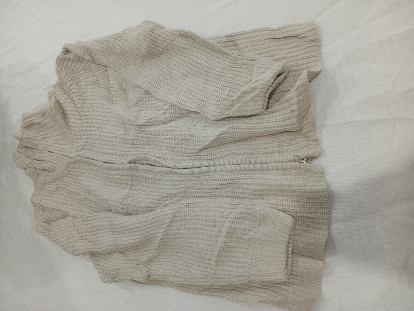 Jennifer Moore Maglione a maglia crema