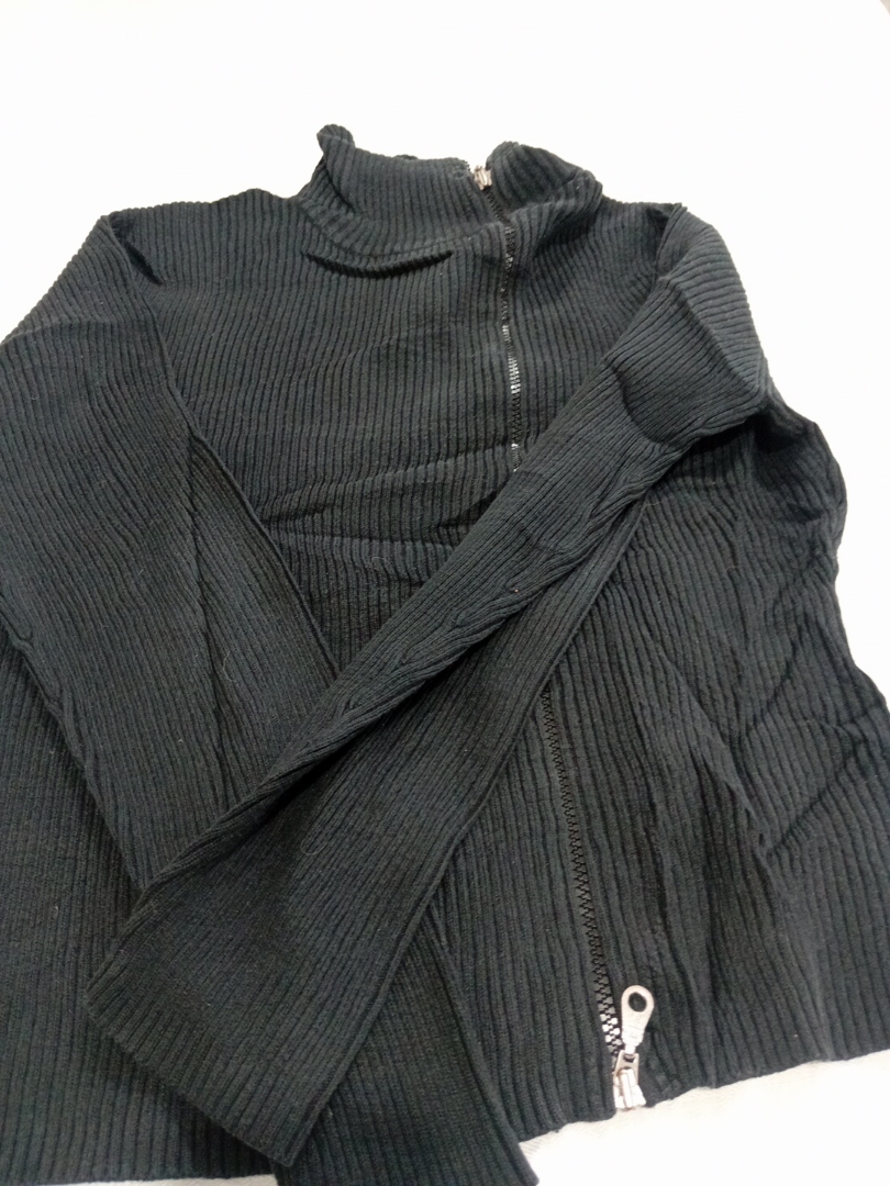 Maglione Nero a Coste con Zip