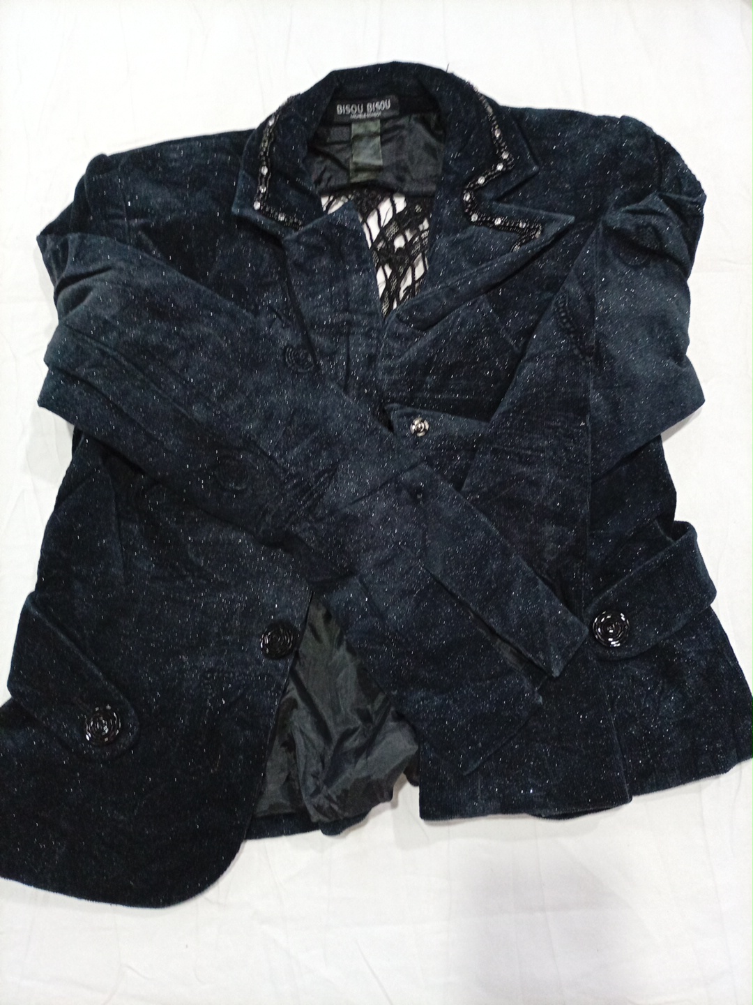 レースのディテールが施されたブラックベルベットジャケット