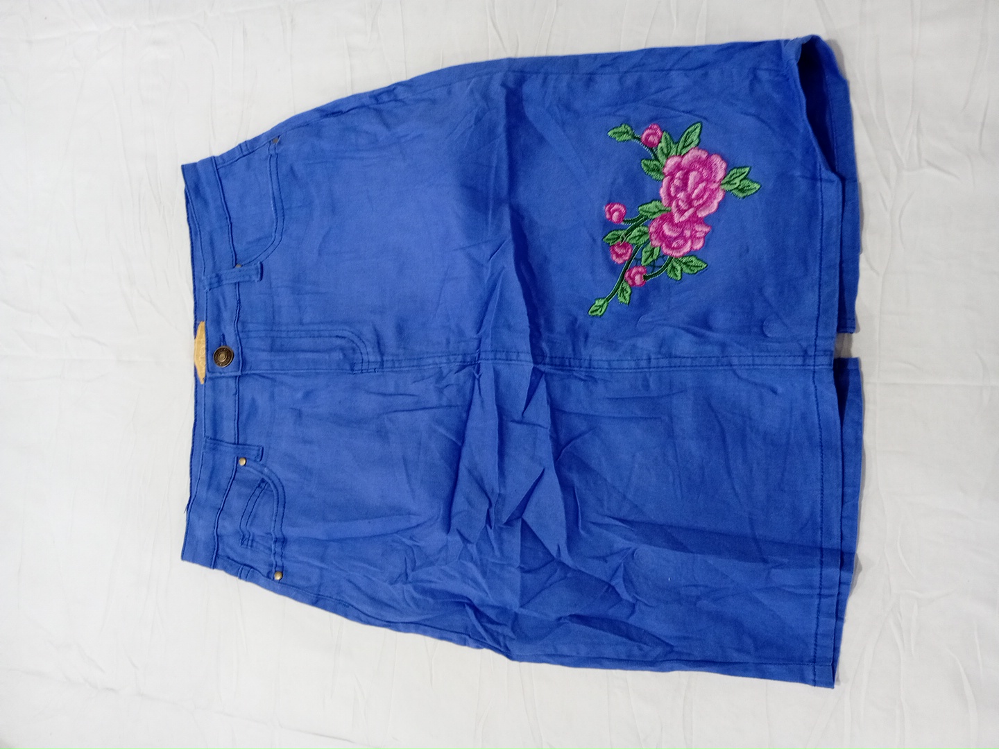 Jupe en denim bleu avec broderie florale