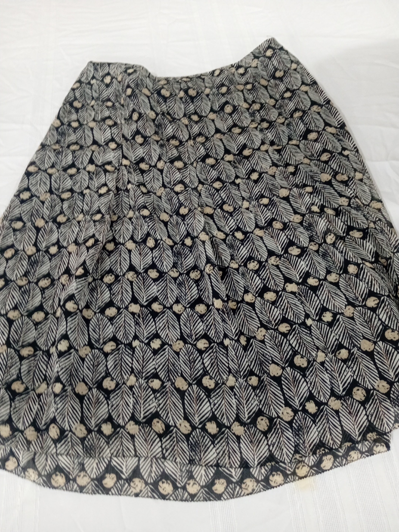 シグリッド・オルсен ブラックとベージュのフローラルスカート