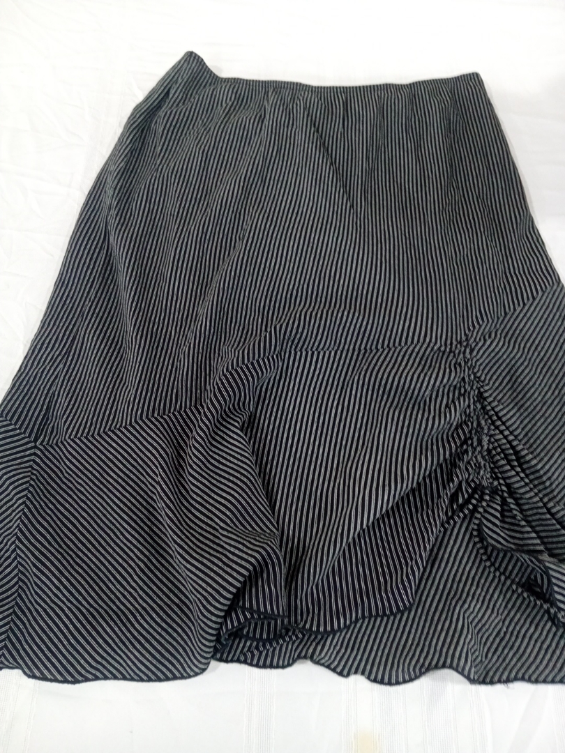 黒と白のストライプスカート