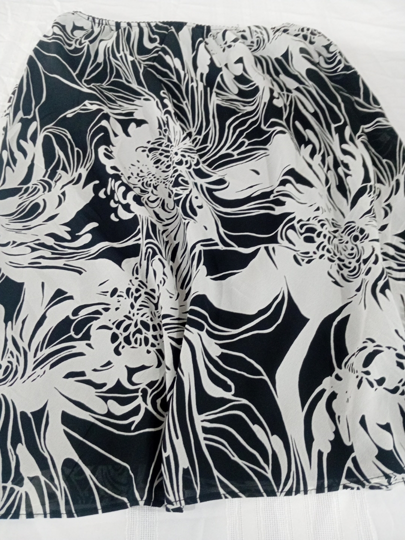 ブラック＆ホワイトフローラルスカート