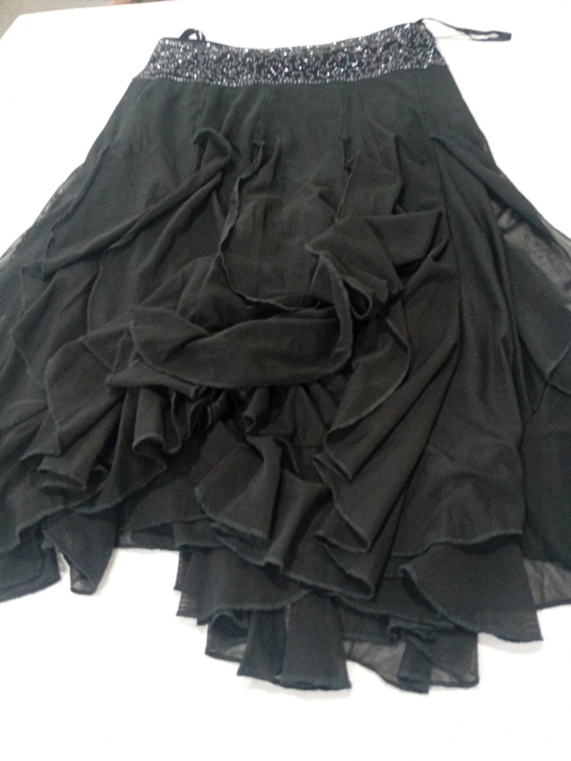黒いフリルスカート