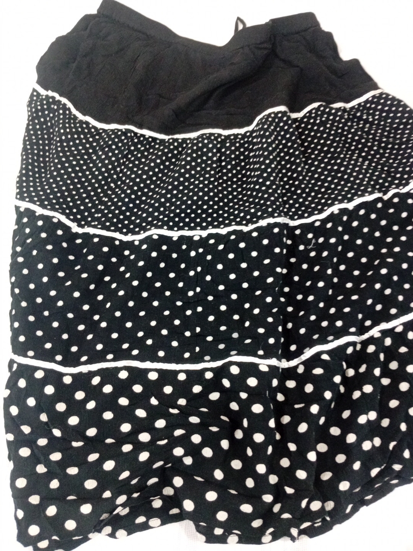 黒の水玉スカート