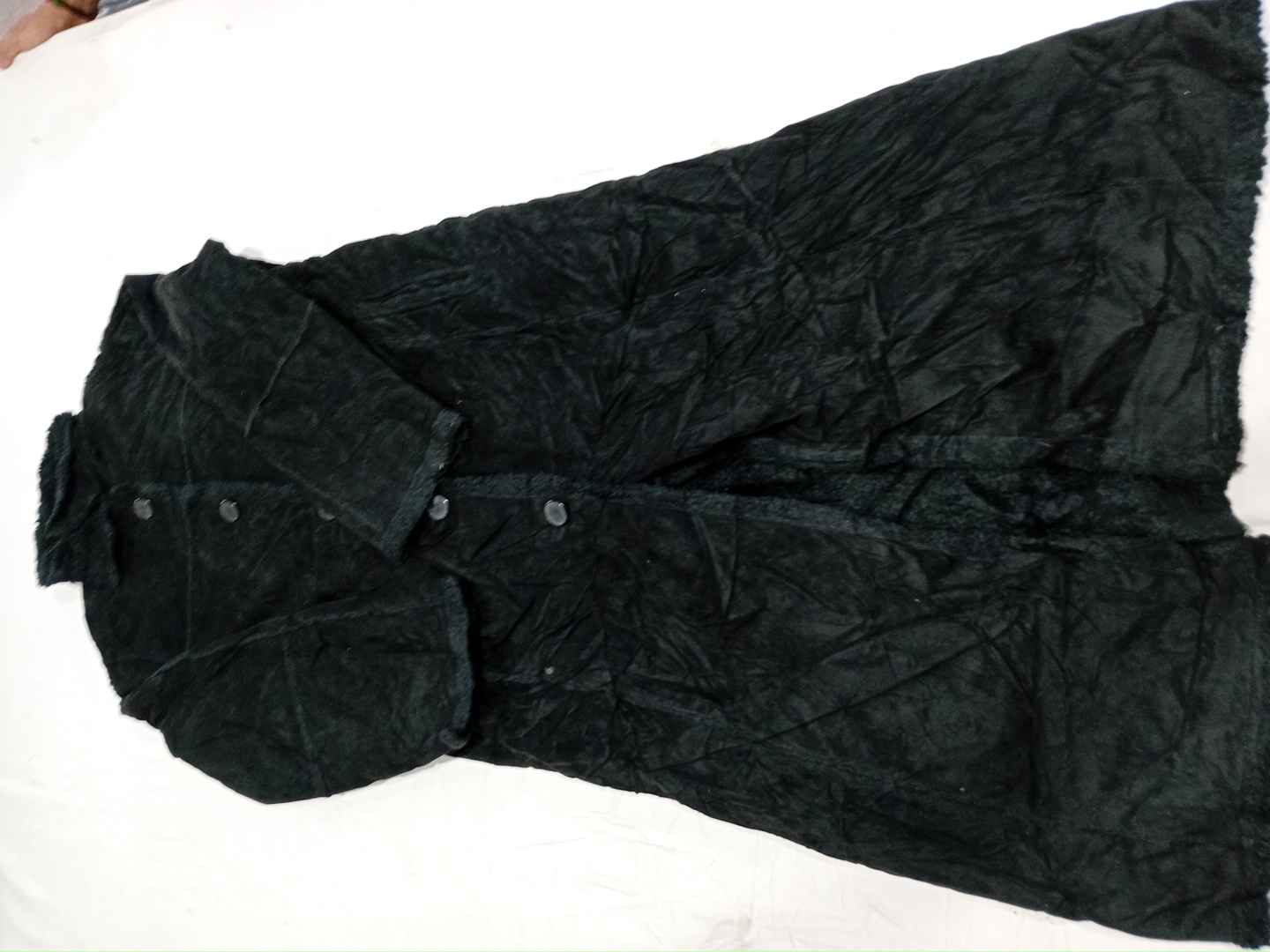 Capa Longa de Seda Preta com Gola de Pele Sintétic..