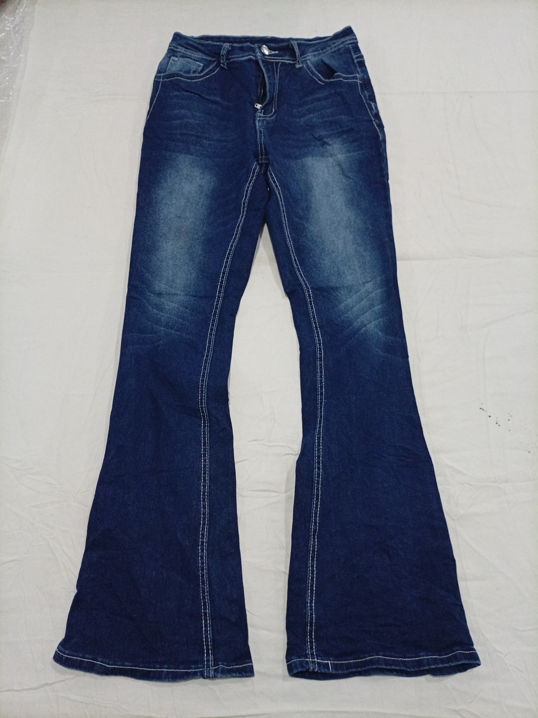 Jeans évasés bleu foncé avec des embellissements