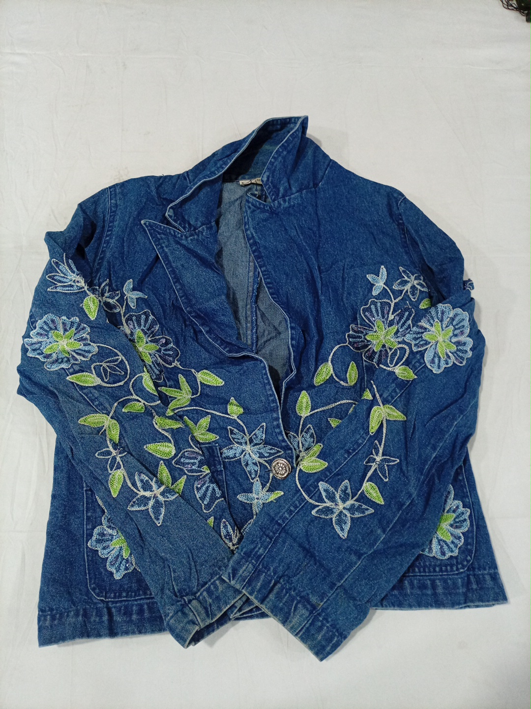 Jaqueta de Jeans com Bordado Floral