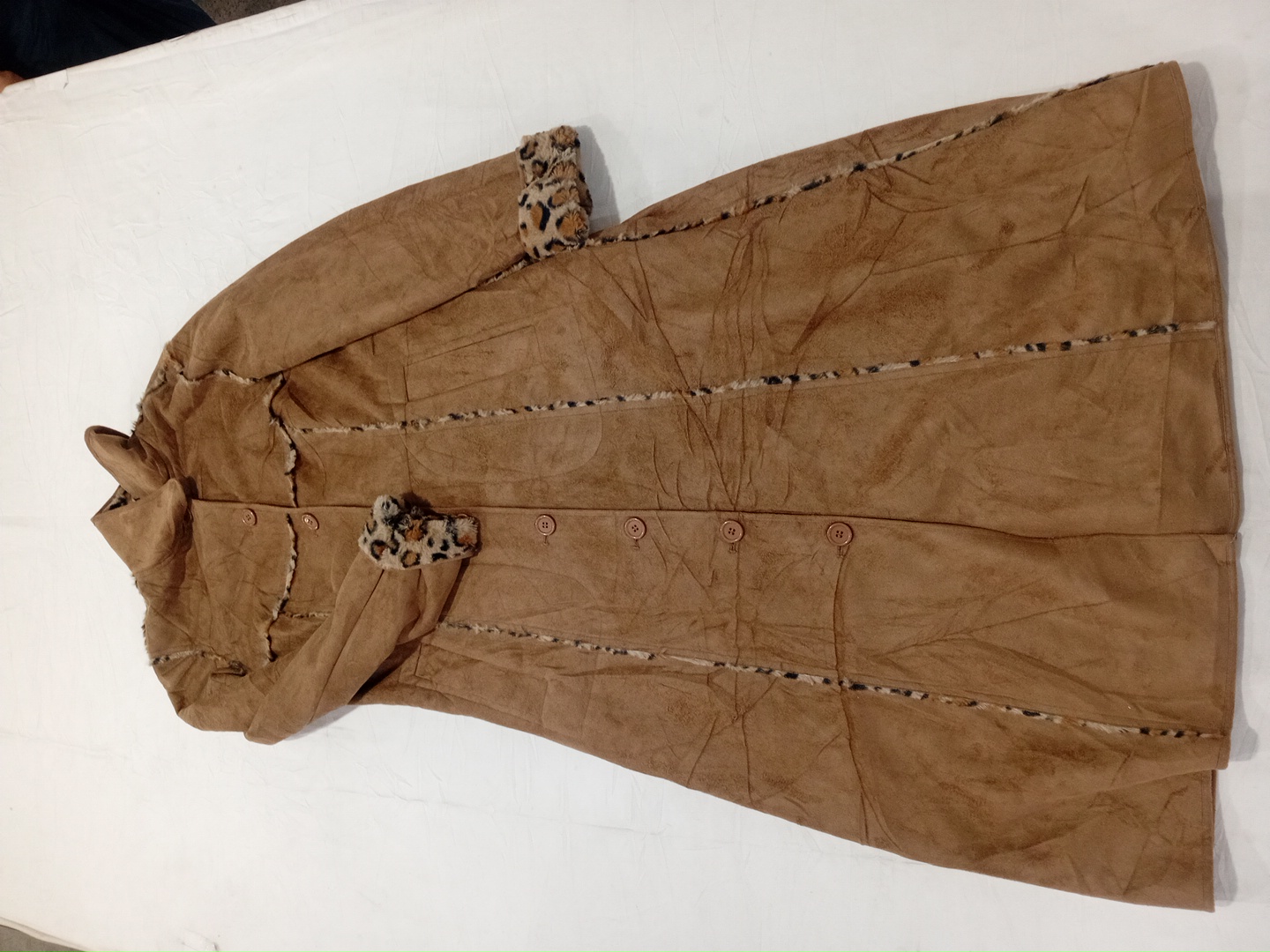 Manteau en suède marron avec finition en fourrure