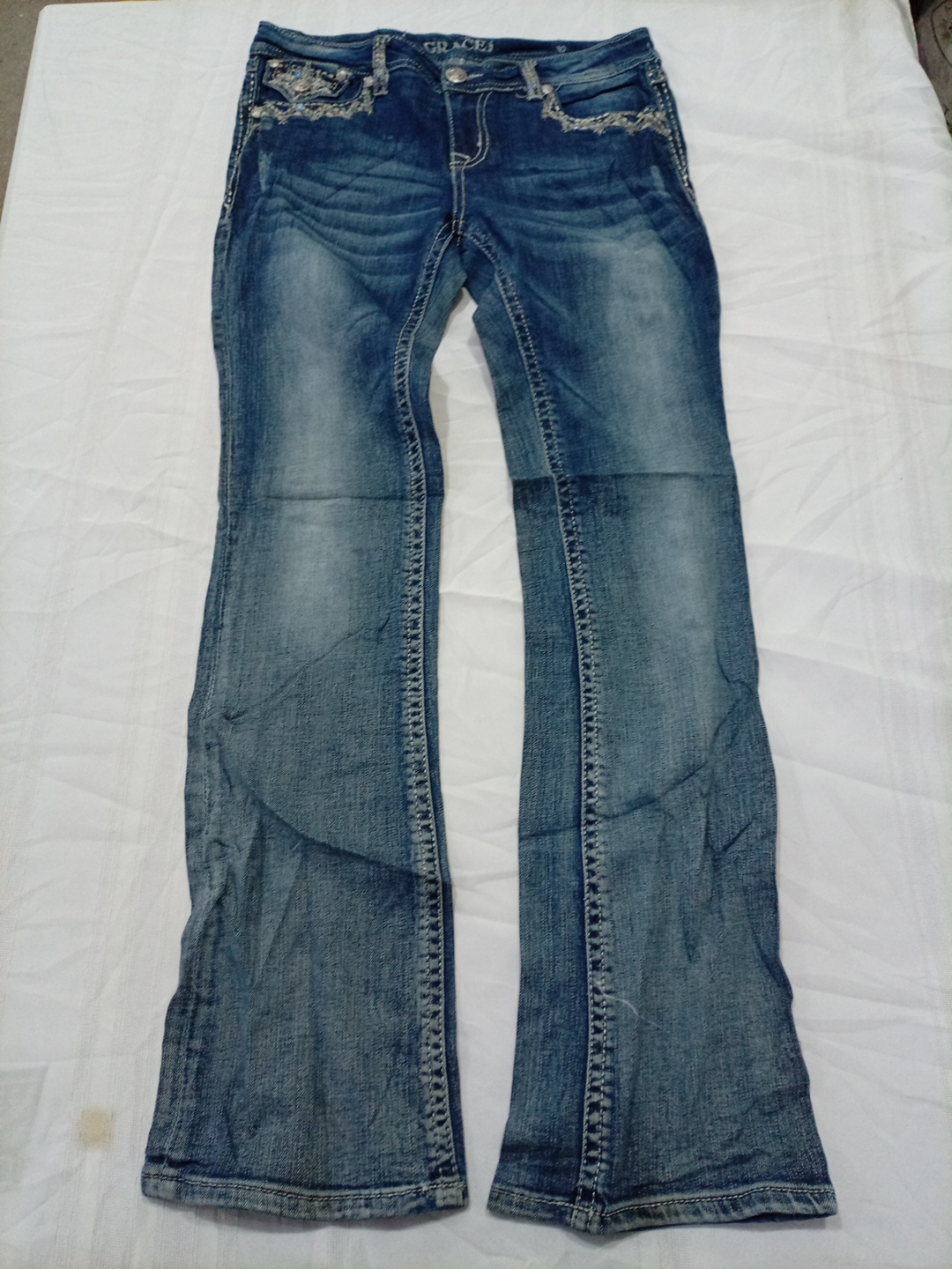 Jeans en denim évasés embellis de strass pour femm..