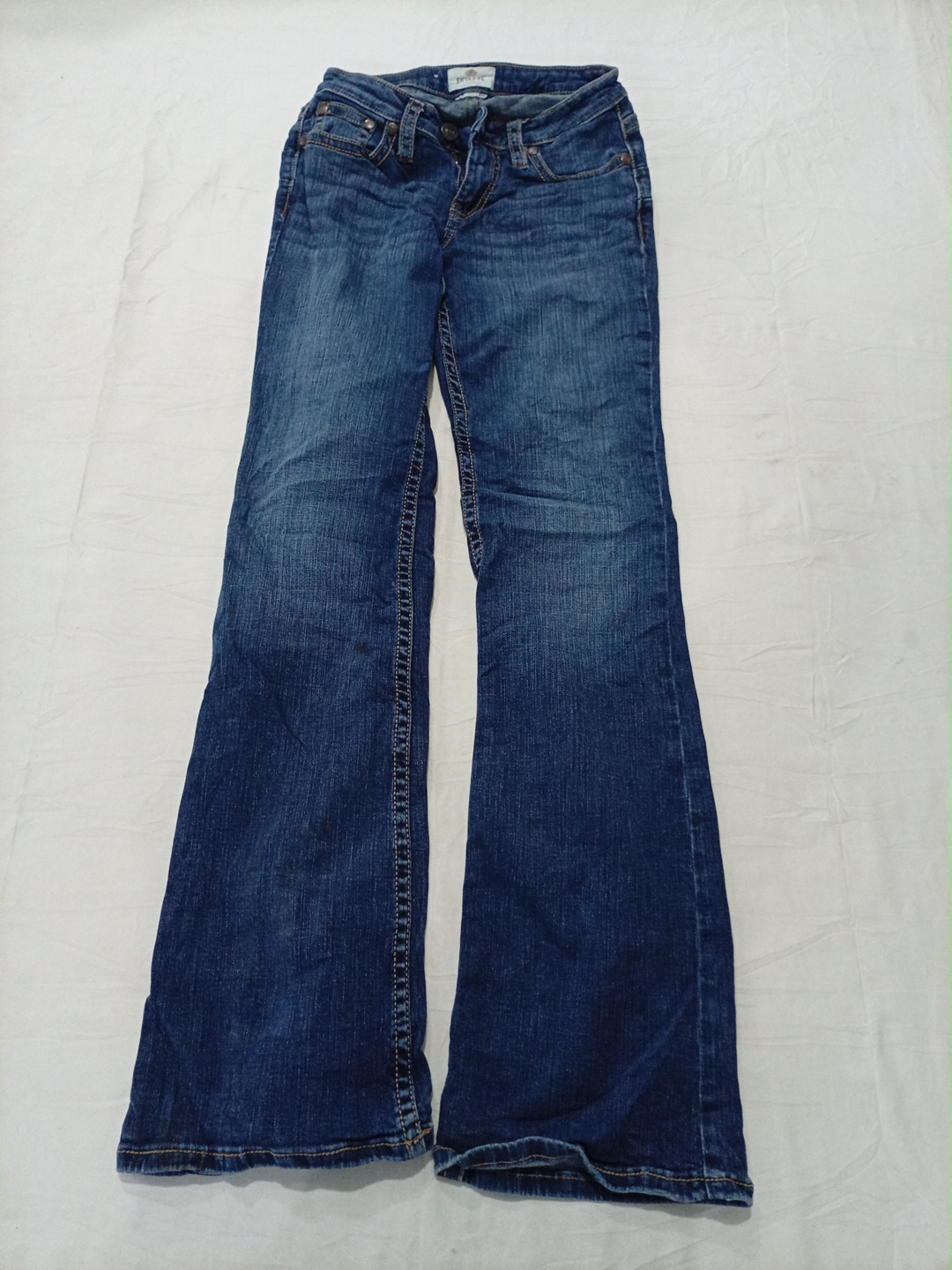 Jeans en denim bleu à jambe évasée pour femme Shya..