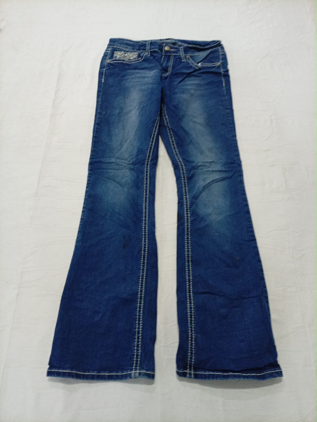 Jean en denim bleu évasé Ana avec broderie de poch..