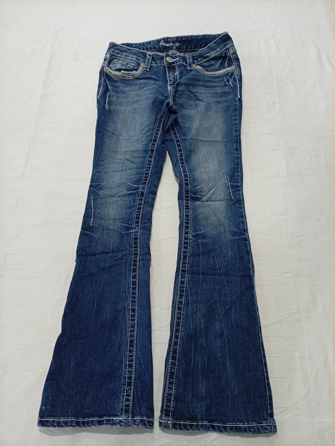 Jeans en denim à taille basse en flamboiement brod..