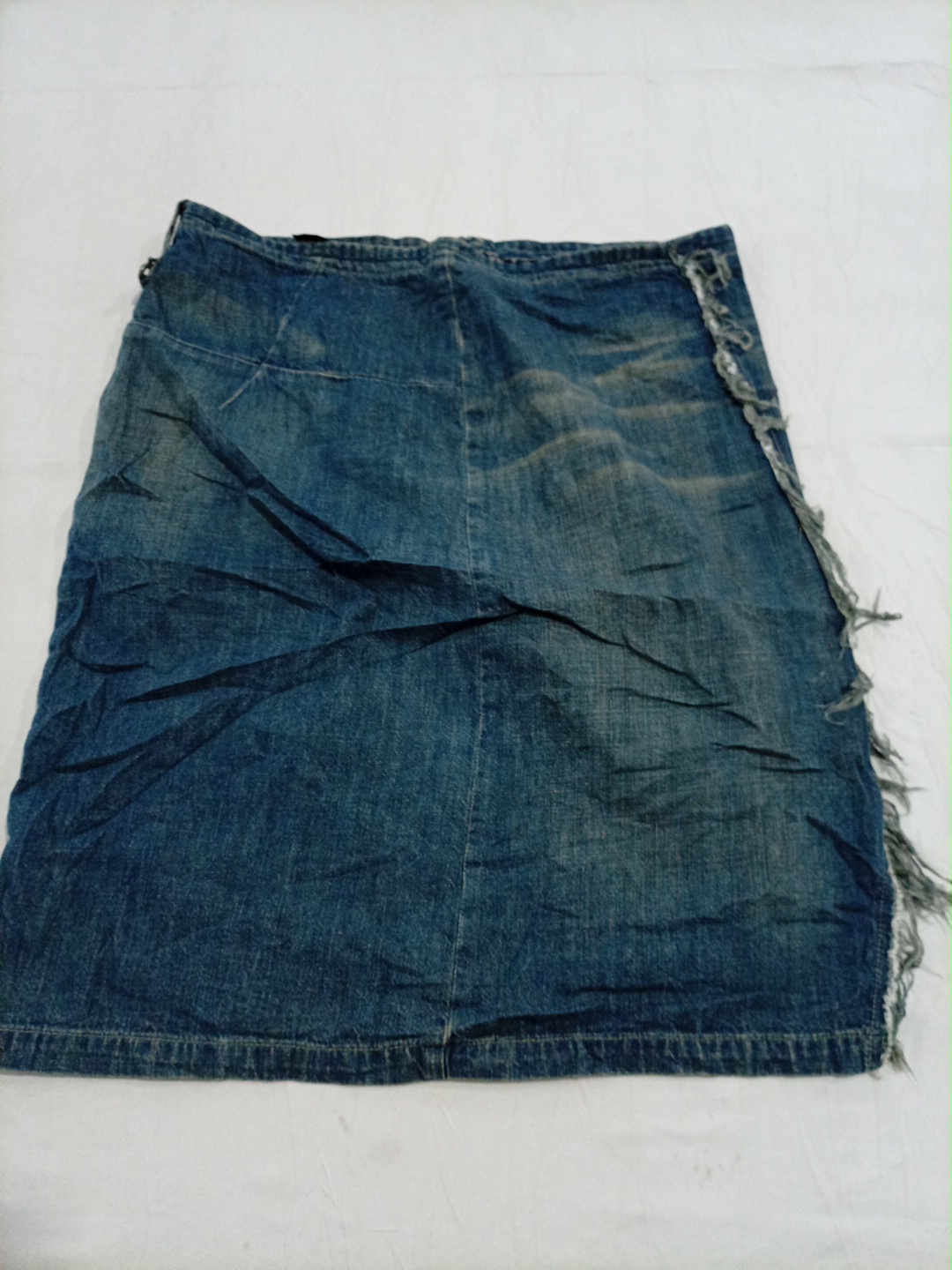 Mini-jupe en denim déchiré avec bords effilochés
