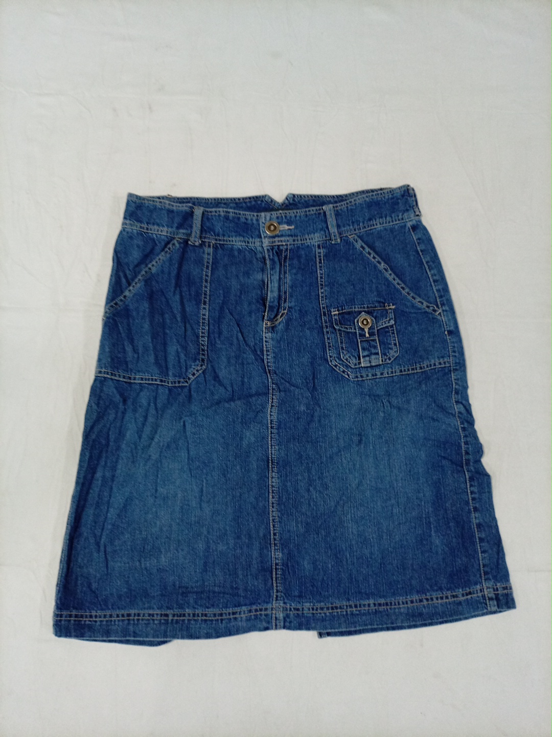 Mini-jupe en denim à poches à rabat avec poignets ..