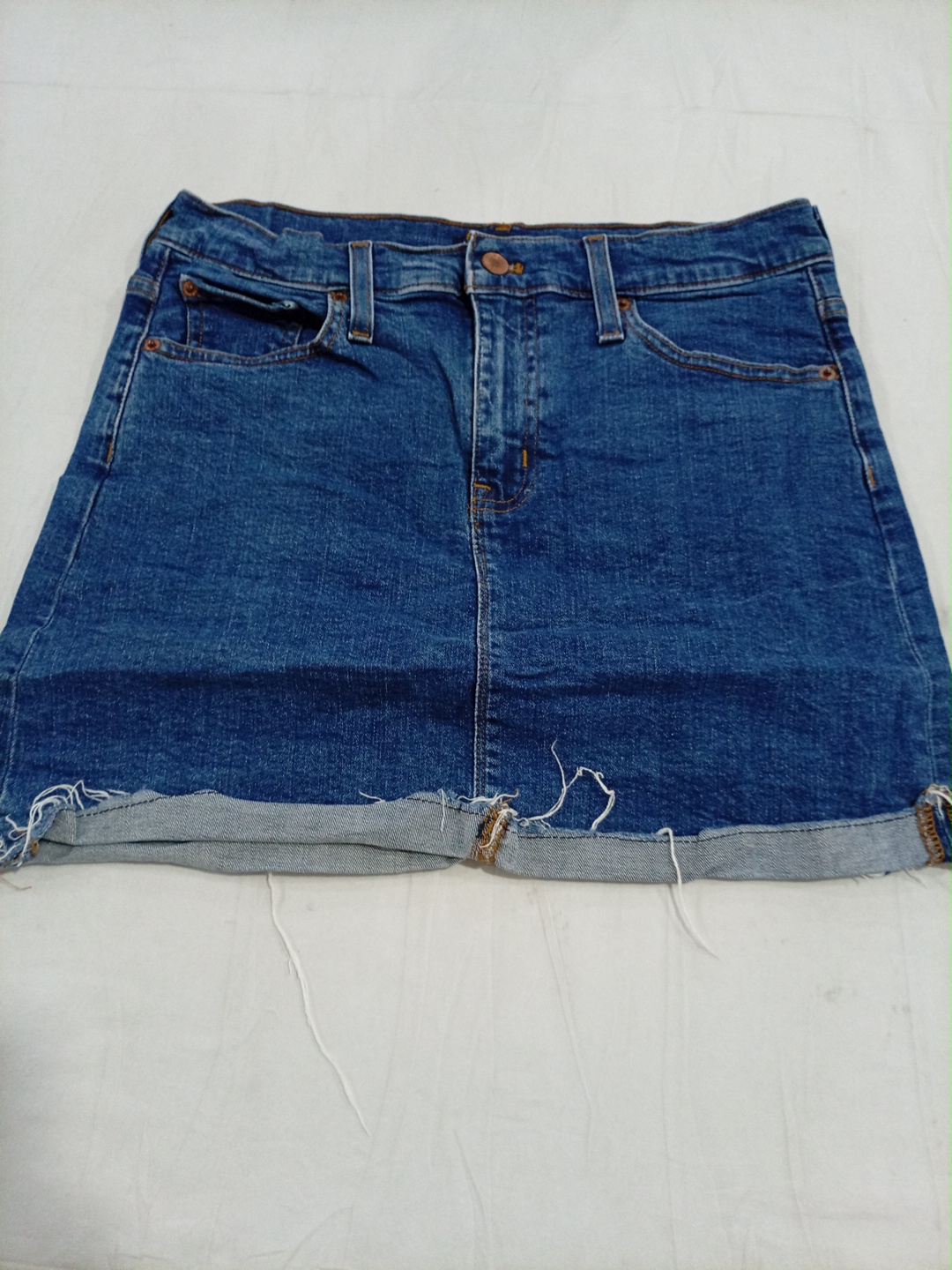 Jupe en denim J.Crew taille 4 avec ourlet effiloch..