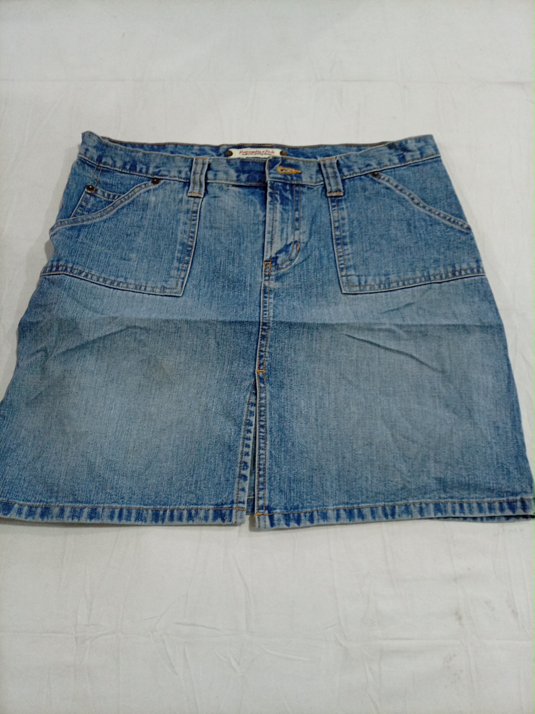 Jupe en denim à léger délavage d'Abercrombie & Fit..