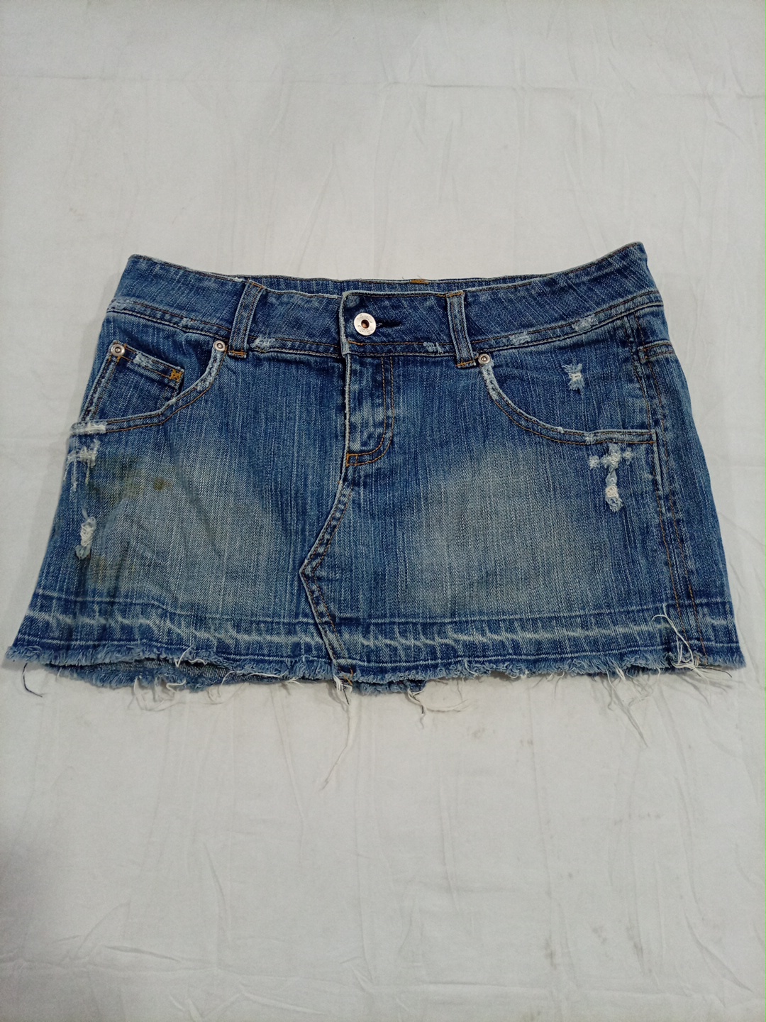 Jupe mini en denim effiloché par Taunt - Taille 5 ..