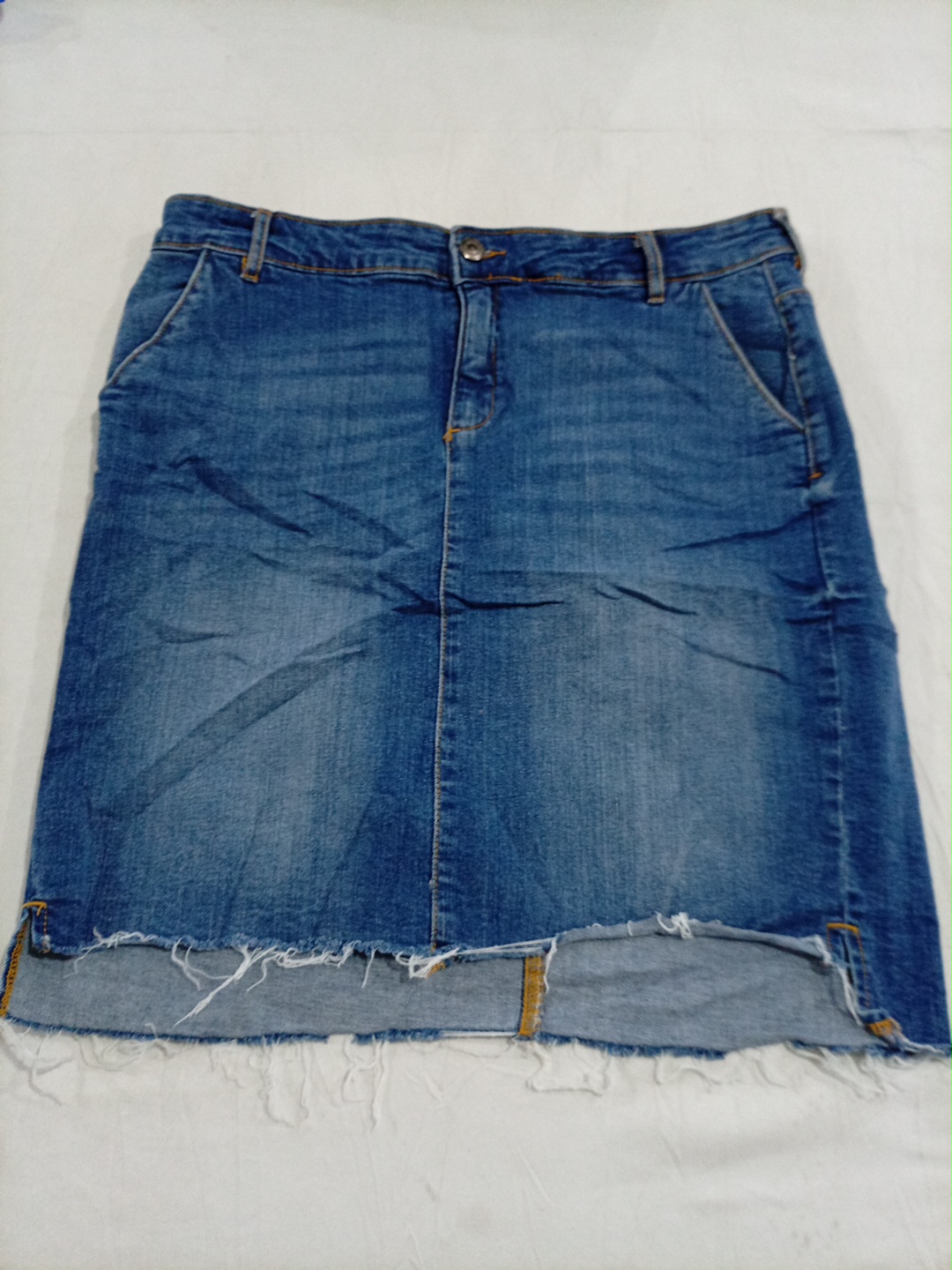 Jupe mini en denim bleu Fransa avec ourlet asymétr..