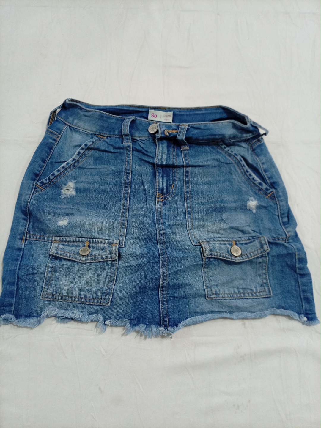 Jupe mini en denim effiloché avec poches cargo