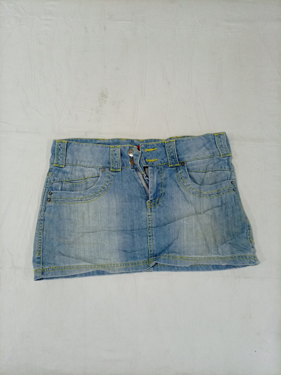 Jupe en jean Saks avec des coutures jaunes et des ..